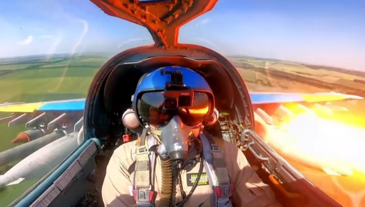 Опубликовано эффектное видео из кабины пилота штурмовика Су-25 Грач с запуском ракет С-25